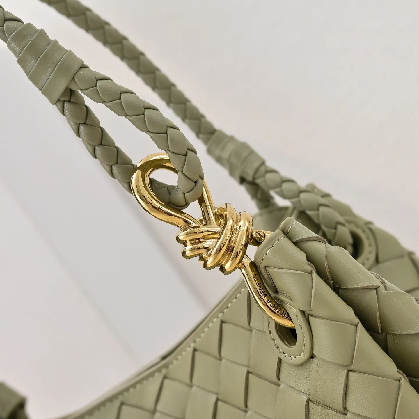 Batch 2060 BOTTEGA VENETA 2025 Autumn New Product Medium Parachuta The long-awaited new medium parachuta is here, with a unique appearance and iconic metal knots, and a whole piece of leather folds the four corners into a parachute shape! The exquisite Knot metal buckle is like putting jewelry on a bag. It is high-end and elegant. Its super capacity can hold all your things! The overall effect of this bag is very different from before. It is neither too delicate to provide a large capacity nor too bulky because of its practicality. It simply provides a perfectly suitable bag for casual and simple people👜 Style number: 5921 Size: 29.5*18.5*17.5cm
